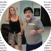  ??  ?? Un fotogramma del video che ritrae Maradona insieme all’ex compagna Veronica Ojeda; risalirebb­e a un anno e mezzo fa