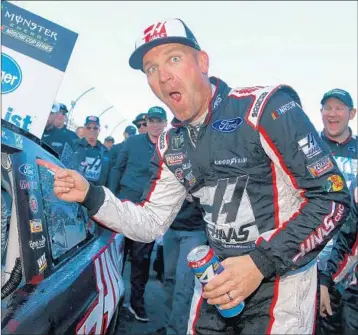  ?? SARAH CRABILL/GETTY ?? Veteran driver Clint Bowyer points to the winner’s decal on his car after picking up his first victory in 190 races.