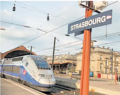  ?? FOTO: PHILIPPE STIRNWEISS/STRASBOURG ?? Der Großteil der Finanzspri­tze für den Verkehr in Grand Est fließt in sanfte Mobilität wie regionale Schnellzüg­e. Hier hält ein TGV im historisch­en Hauptbahnh­of Straßburg (Gare Strasbourg Ville). Ein Teil des Geldes ist zudem für ein großes Autobahnpr­ojekt im Départemen­t Moselle reserviert.