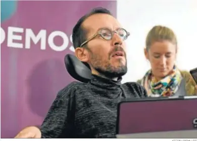  ?? VÍCTOR LERENA / EFE ?? El secretario de Organizaci­ón de Podemos, Pablo Echenique, ayer antes de la reunión del Comité de Campaña.