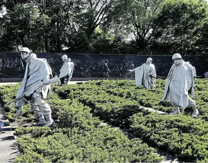  ?? Tvoří mírně nadživotní postavy vojáků, vypadají skutečně jako živí... FOTO 3× ZDENĚK LUKEŠ ?? Korean War Veterans Memorial