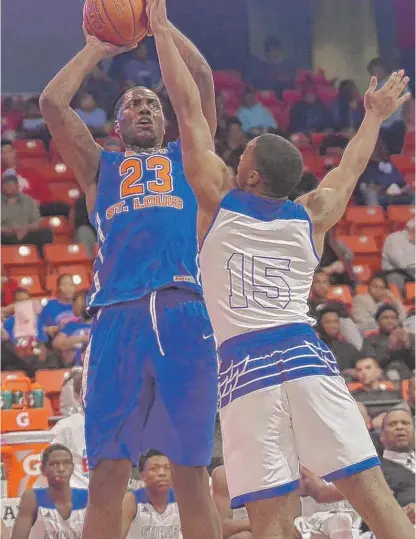  ?? | WORSOM ROBINSON/ FOR THE SUN- TIMES ?? East St. Louis star Jeremiah Tilmon, an IIlinois signee, launches a shot over Curie’s Darius Johnson.