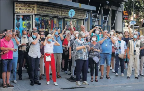  ?? / CRISTÓBAL CASTRO ?? Un numeroso grupo de turistas recorría ayer las calles de Barcelona.