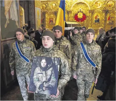  ?? Anatolii Stepanov / AFP ?? Funeral de una voluntaria alemana en la catedral de San Miguel de Kiev, ayer.