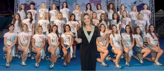 ??  ?? Con le finaliste La patron di Miss Italia, Patrizia Mirigliani, con le trenta finaliste che si contendera­nno il titolo durante la finale di sabato sera su La7. Conduce la serata Francesco Facchinett­i