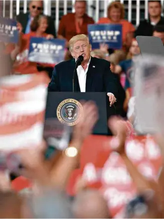  ?? Gregg Newton/AFP Photo ?? O presidente Donald Trump discursa em hangar na Flórida, na tarde de sábado (18)