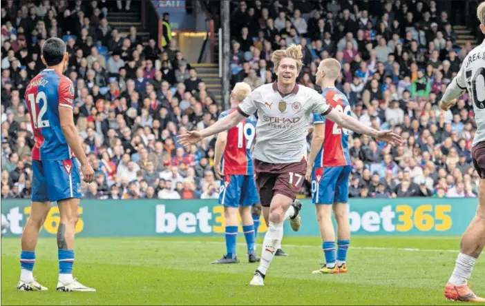  ?? ?? De Bruyne celebra el 1-4 al Crystal Palace, tras mandar a la red un zurdazo en carrera que entró por el primer palo.