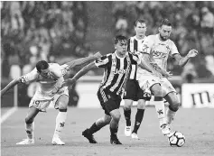  ??  ?? Juventus’Argentinia­n forward Paulo Dybala (C) vies with Chievo’s Italian defender Massimo Gobbi (L) and Chievo’s Italian midfielder Nicola Rigoni during the Italian Serie A football match Juventus vs Chievo at the Allianz stadium in Turin on September...