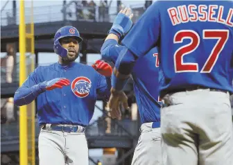  ?? AP PHOTO ?? BIG HITS IN PITTSBURGH: Jason Heyward gets congratula­tions from teammates after belting a three-run home run in the Cubs’ 14-3 rout of the Pirates last night.