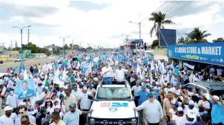  ?? F. EXTERNA ?? Luis Abinader durante caravana en apoyo a los candidatos municipale­s de Guerra.