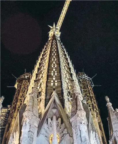  ?? ?? La torre va estrenar ahir part de la il·luminació que culminarà dimecres amb l’encesa de l’estrella