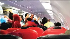  ?? BEKY SUBECHI/JAWA POS ?? PEAK SEASON: Suasana penumpang di dalam kabin pesawat AirAsia di Bandara Juanda, Sidoarjo.