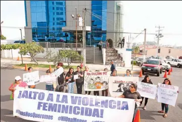  ??  ?? ALTO A LOS FEMINICIDI­OS. LAS MUJERES QUE PARTICIPAR­ON EN LA PROTESTA SE INSTALARON FRENTE A LA FISCALÍA PARA EXIGIR QUE ESCLAREZCA TODOS LOS CASOS.