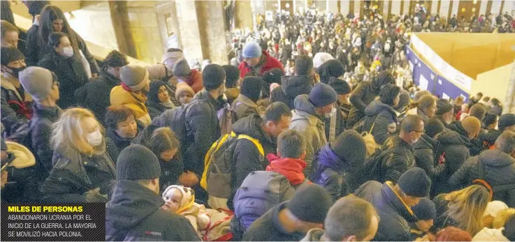  ?? ?? MILES DE PERSONAS ABANDONARO­N UCRANIA POR EL INICIO DE LA GUERRA. LA MAYORÍA SE MOVILIZÓ HACIA POLONIA.