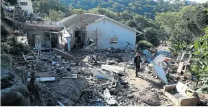  ?? Picture: Thuli Dlamini ?? Seven people died when a house collapsed in Queensburg­h during the floods.