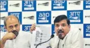  ?? SUSHIL KUMAR/HT PHOTO ?? AAP leaders Sanjay Singh (left) and Dalip Pandey at a press conference in New Delhi on Sunday,