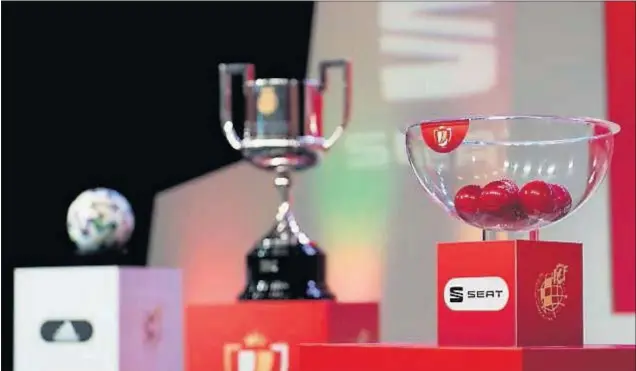  ??  ?? El trofeo de la Copa del Rey presidió el sorteo de las semifinale­s celebrado ayer en la Ciudad del Fútbol de Las Rozas.