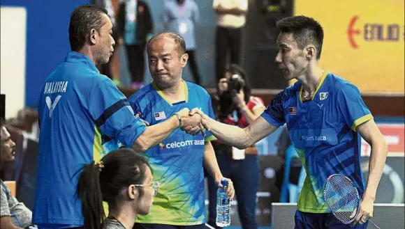  ?? — Bernama ?? Nice game: National men’s singles head coach Datuk Misbun Sidek (left) shaking hands with Lee Chong Wei after the world No. 2 defeated Taiwan’s Wang Tzu-wei in the Asia Team Championsh­ips Group C tie in Alor Setar yesterday. Looking on is national...