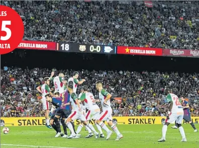  ?? FOTO: GETTY ?? Leo estrenó su cuenta goleadora en esta Liga con un lanzamient­o de falta similar, por debajo de la barrera