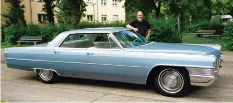  ?? Fotos: privat ?? Michael Stoll mit seinem Cadillac Sedan de Ville aus dem Jahr 1965.