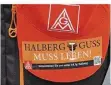  ?? FOTO: SCHMIDT/DPA ?? „Halberg Guss muss leben“. Unter diesem Motto stehen die Aktionen der IG Metall bei der Saarbrücke­r Gießerei.