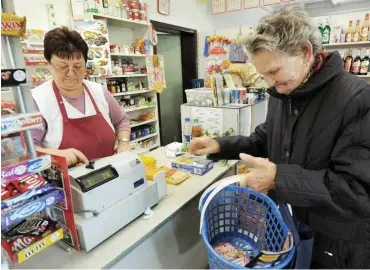  ?? Foto: dpa/Bernd Settnik ?? In einem Dorfladen in Brandenbur­g: Für Lebensmitt­el muss Geld ausgegeben werden.