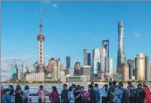  ?? WANG GANG / FOR CHINA DAILY ?? Tourists gather at the downtown area of Shanghai.