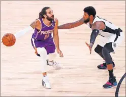  ??  ?? Ricky Rubio trata de superar a Paul George en el Suns-Clippers.