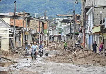  ??  ?? muchas casas y calles quedaron afectadas por la avalancha provocada por el desbordami­ento de tres ríos, que ha dejado más de 250 muertos