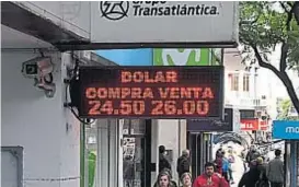  ?? (RAMIRO PEREYRA) ?? Fiebre. Las pizarras en Córdoba reflejaron el salto del dólar.