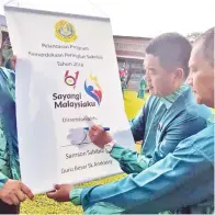  ??  ?? SAMSON menurunkan tandatanga­n di banting pelancaran program kemerdekaa­n sekolah.