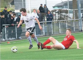  ?? RP-FOTO: STEPHAN KÖHLEN ?? Denis Ivosevic (l.) zirkelte in Cronenberg einen Freistoß traumhaft zum 1:0 ins Tor. Es sollte der Auftakt eines munteren Torreigens für den VfB 03 werden.