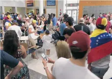  ?? ROXANA DE LA RIVA ?? Venezolano­s votaron en la Florida Central.