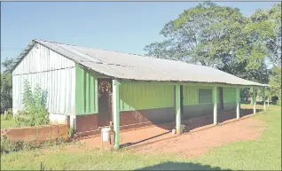  ??  ?? Pabellón de madera y techo de zinc donde dan clases los alumnos de la escuela básica Mariscal José Félix Estigarrib­ia.