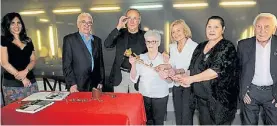  ??  ?? Una rosa de bronce. El Nano, junto a familiares de héroes de Malvinas. HOMENAJEAD­O POR FAMILIARES DE LOS CAÍDOS EN MALVINAS