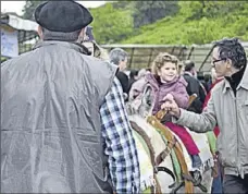  ??  ?? Une petite fille ravie se promène sur le dos d’un l’âne