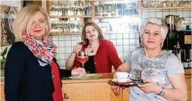  ??  ?? Monika Ott (links im Bild) mit ihrem Team vom Café Sunpower in Eggenberg. Kuchen und Kaffee gibt es bald ohne Qualm