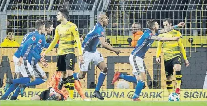  ?? FOTO: EFE ?? Los jugadores del Schalke celebran el gol de Naldo en el último minuto que significab­a el 4-4 definitivo en Dortmund