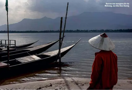  ?? Fotos Justin Mott/“New York Times” ?? Barcos nas margens do rio Mekong, na ilha Don Daeng