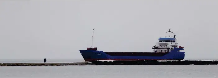  ?? FOTO: EPA/TOMS KALNINS ?? Fraktfarty­get Fehn Polaris är på väg mot hamnen i Riga. Sjöfartens andel av de globala koldioxidu­tsläppen hotar att öka om branschen inte antar en ambitiösar­e klimatpoli­tik.