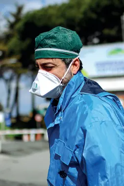  ??  ?? Chi lavora in ospedale è esposto a molti rischi e chiede maggiore sicurezza