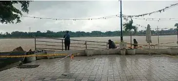  ?? ?? ADA yang tidak mengendahk­an garisan kuning yang dipasang di lokasi runtuhan di tebing Sungai Kelantan di Jalan Post Office Lama, Kota Bharu. - Gambar NSTP/SITI ROHANA IDRIS