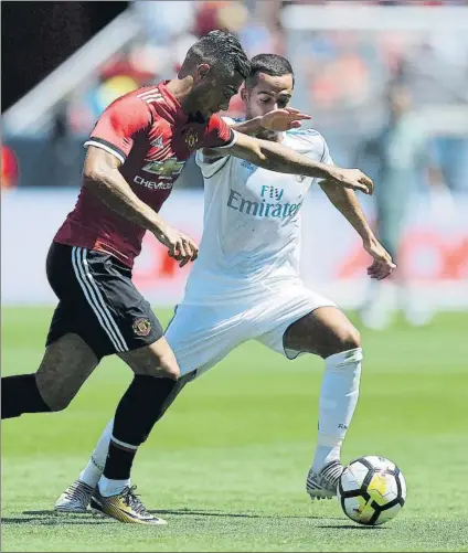  ?? FOTO: AP ?? Lucas Vázquez pugna con Andreas Pereira El Real Madrid adoleció de pegada ante la ausencia de Cristiano Ronaldo