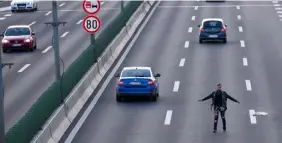  ?? FOTO: DARKO VOJINOVIC/AP/TT ?? ■
En man försöker blockera en motorväg under fredagens protester i Serbiens huvudstad Belgrad.