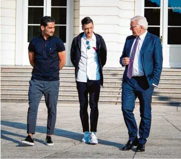  ??  ?? „Wir haben lange gesprochen über Sport, aber auch über Politik“, postete Bundespräs­ident Walter Steinmeier über den Besuch der Nationalsp­ieler Ilkay Gündogan und Mesut Özil (von links).