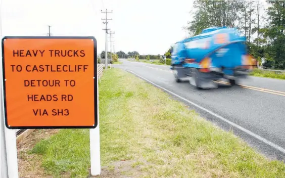  ?? Photo / Stuart Munro ?? Heavy traffic will not be able to use Mosston Rd to get to Castleclif­f for the next six or seven weeks due to stormwater work in the Westbourne manufactur­ing zone.