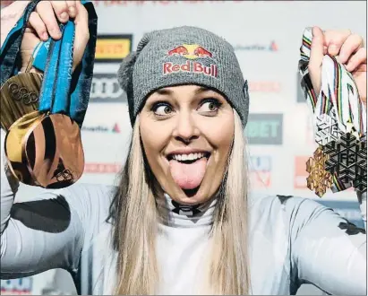  ?? JONATHAN NACKSTRAND / AFP ?? Lindsey Vonn muestra su abanico de siete medallas en Mundiales, dos de oro, ayer en Are