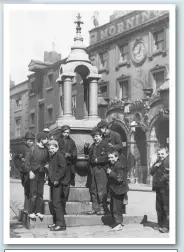  ??  ?? Barefoot urchins working as shoe-blackers, Liverpool, c1895.