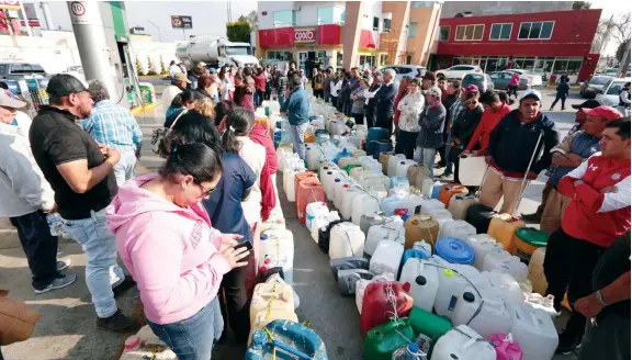  ?? |CUARTOSCUR­O ?? Este martes 15 de enero diversos funcionari­os federales acudirán a la Cámara de Diputados a explicar las acciones del gobierno mexicano en el tema del combate al de diversos estados.huachicolq­ue ocasionó el desabasto en gasolinera­s