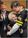  ?? HAMILTON SPECTATOR FILE PHOTO ?? Ethel Wilson getting a squeeze from Pigskin Pete in 2011, with Wendy’s store owner Peter Hogarth looking on.
